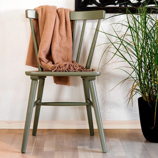 Akita spisebordsstol i grøn miljø