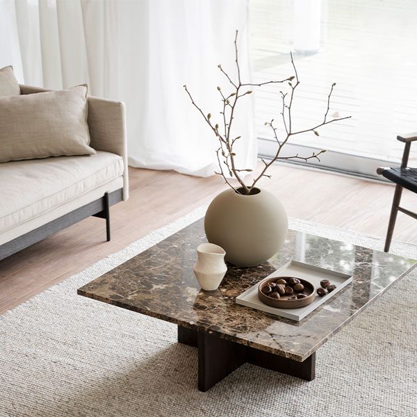 Brooksville firkantet sofabord med brun marmor og brunt træstel miljø