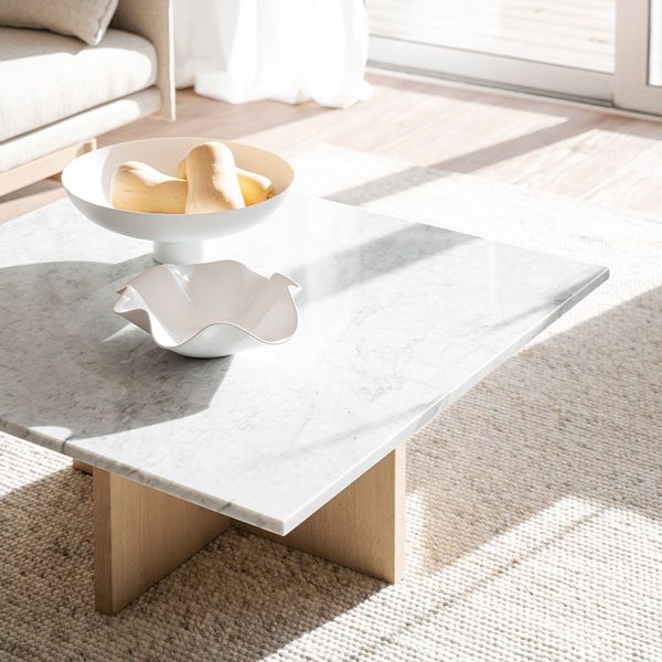 Brooksville firkantet sofabord med hvid marmor og lyst træstel miljøbillede
