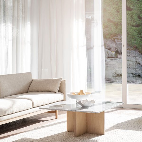 Brooksville firkantet sofabord med hvid marmor og lyst træstel miljøfoto