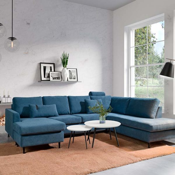 Dublin U sofa med sorte metalben og blåt stof miljøfoto
