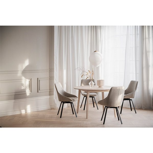 Filippa spisebord i hvidpigmenteret egetræ med udtræk miljøfoto