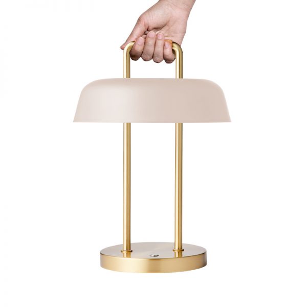 Light By Hammel Heim bordlampe i messing med beige lampeskærm med greb