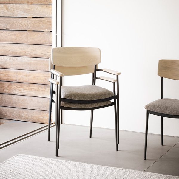 Maymont spisebordsstol med armlæn hvidpigmenteret eg miljø