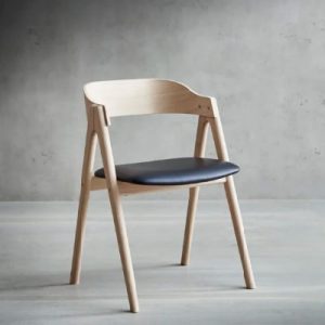 Mette spisebordsstol m/træryg – eg/hvidolie m/sort læder