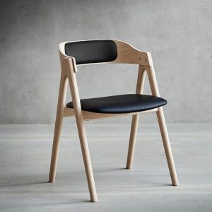 Mette spisebordsstol m/polstret ryg – eg/hvidolie m/sort læder