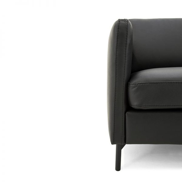Nordic 2 personers sofa i sort læder detaljer