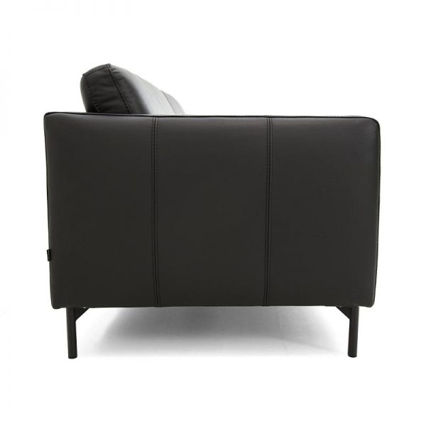 Nordic 3 personers sofa med koldskum i sæderne i sort okselæder fra siden