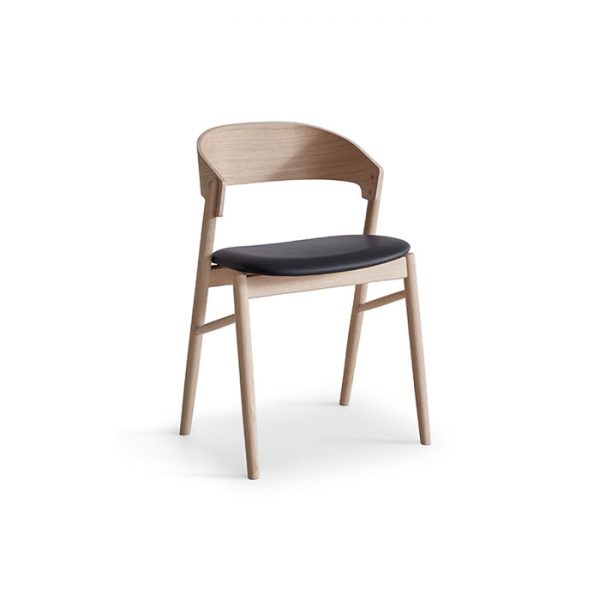 Springer spisebordsstol med sort semianilin læder forfra