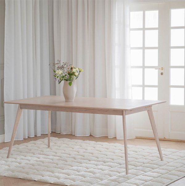 Yumi rektangulært spisebord hvidpigmenteret lakeret egefiner miljø