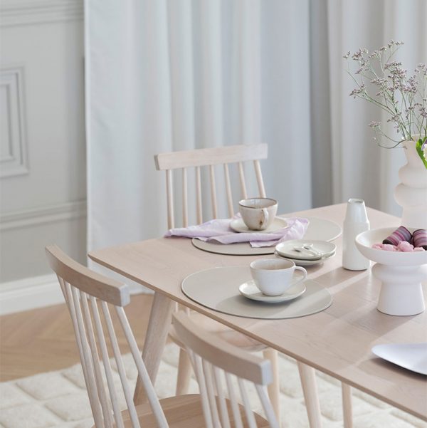 Yumi rektangulært spisebord hvidpigmenteret lakeret egefiner miljø.